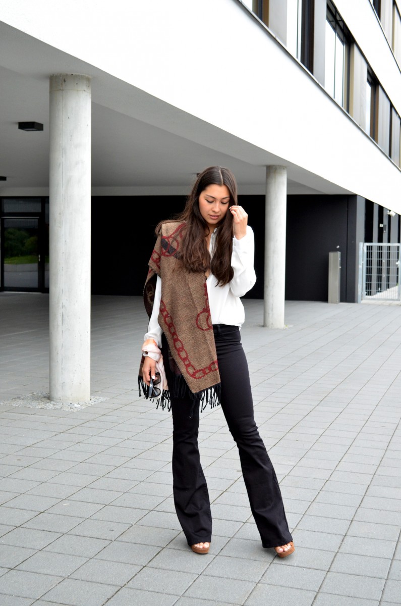 The-White-Shirt-Blouse-Classic-Business-Look-Streetstyle-Fashionblogger-Munich-Poncho-Flared-Pants-Boho-Chic