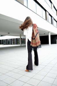 The-White-Shirt-Blouse-Classic-Business-Look-Streetstyle-Fashionblogger-Munich-Poncho-Flared-Pants-Boho-Chic