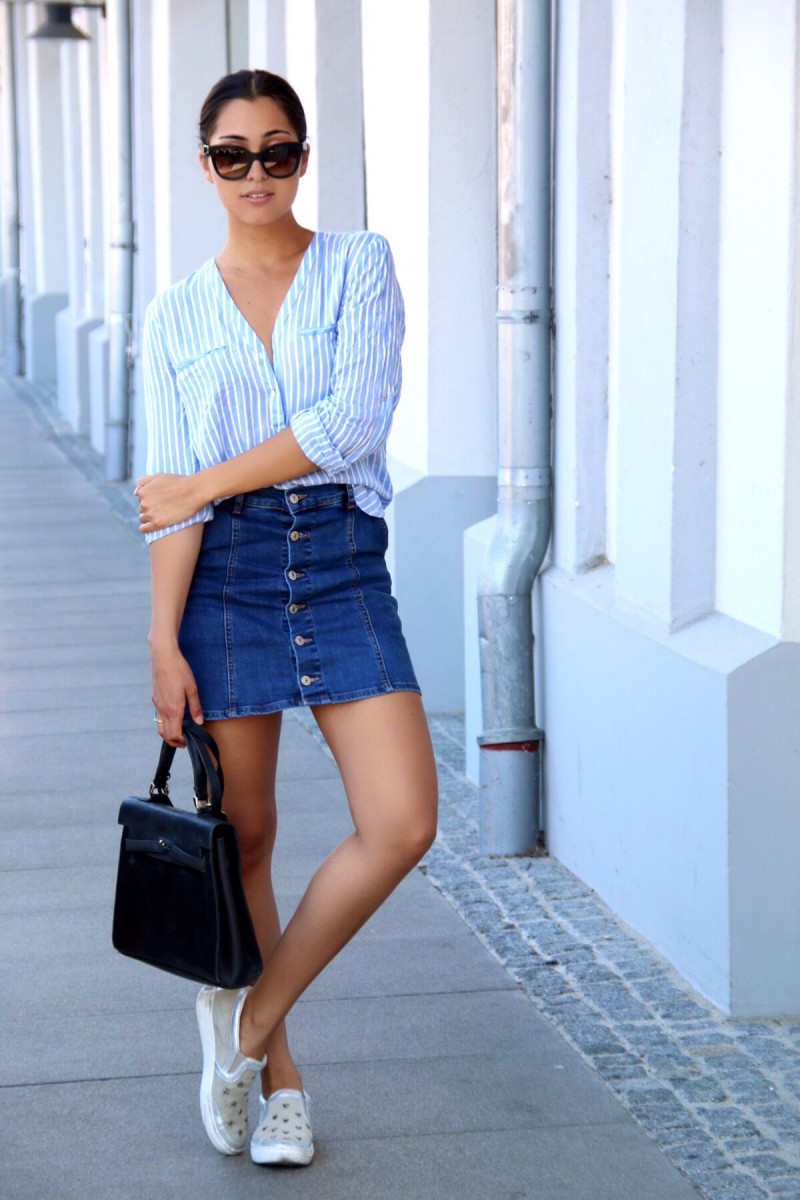 Casual-In-Denim-Skirt-And-Stripes-Blouse-Streetstyle-Munich-Fashionblogger-München-Comfy-Ootd-Look-Lookbook-Sommer-Sneaker-Prada-Zara-Mango-Peperosa