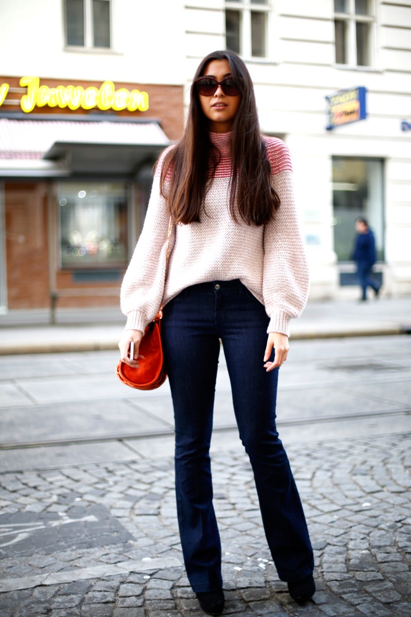 Streetstyle Vienna-Flared Pants-Cambio-Jeans-Knit-Cruciani-Benedetta Bruzziches-Bag-Liu Jo-Sunnies-Pink Knit-Cozy-Casual-Comy-Look-Ootd-Travel-Fashionblogger-German-Fashionblog-Fall-Autumn-Herbstlook-The Loud Couture-Munich