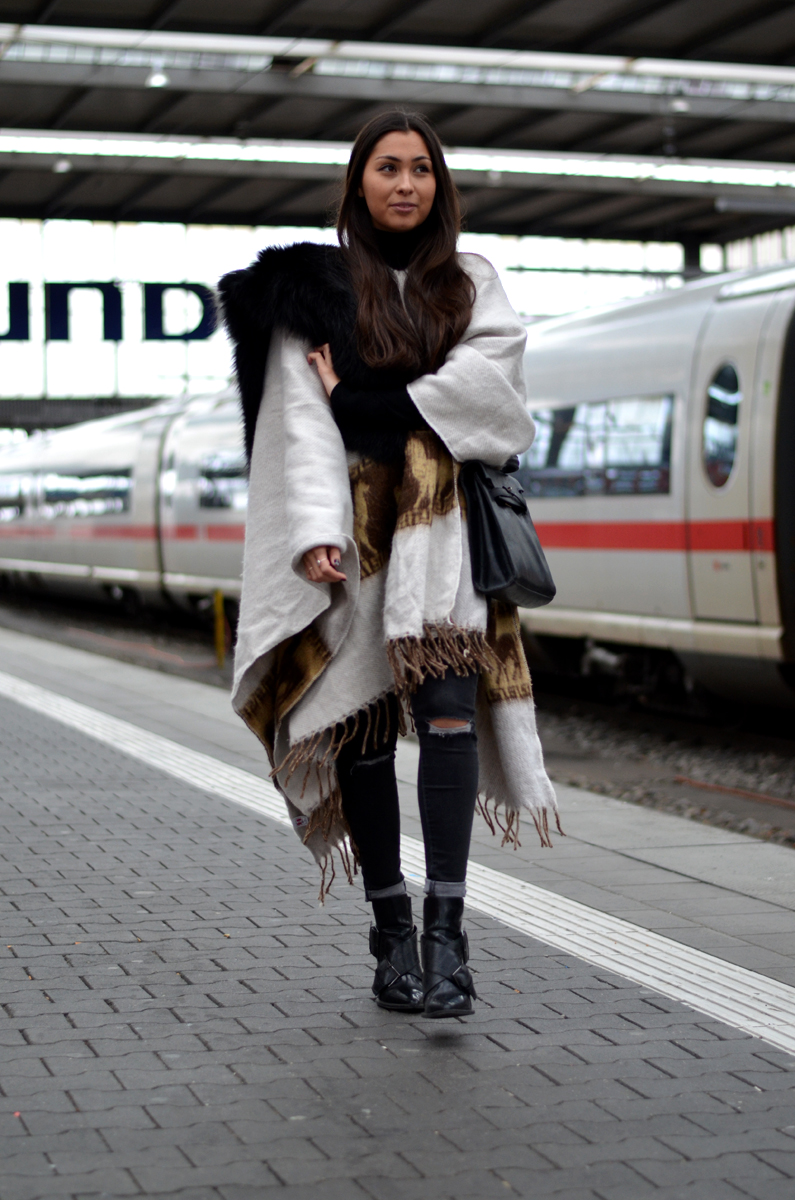 PeruvianPoncho-Ootd-Streetstyle-Fashionblogger-GermanFashionblog-CasualLook-Winterlook-ZaraBooties-Alpaka-Munich-PersonStyleBlog-TheLoudCouture-Lookbook-Outfit