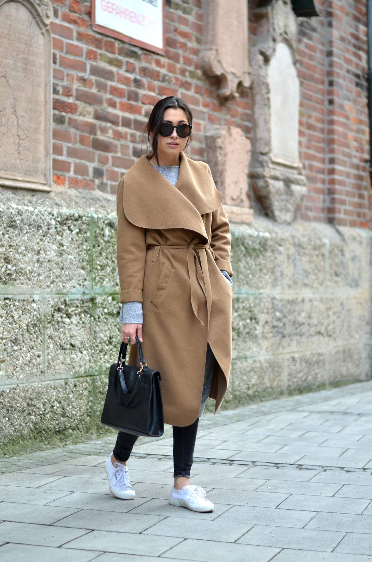 The Classic Camel Coat - Spring - Casual - Lookbook - Streetstyle - Munich - München - Fashionblog - Fashionblogger - Fashionista - Ripped Jeans - Calvin Klein Sunnies - Vintage Hermés - Supergas - Layering