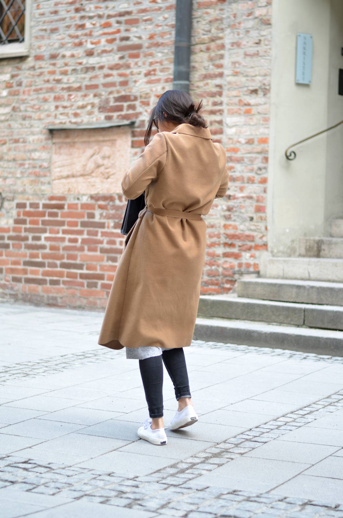 THE SIMPLE CAMEL COAT