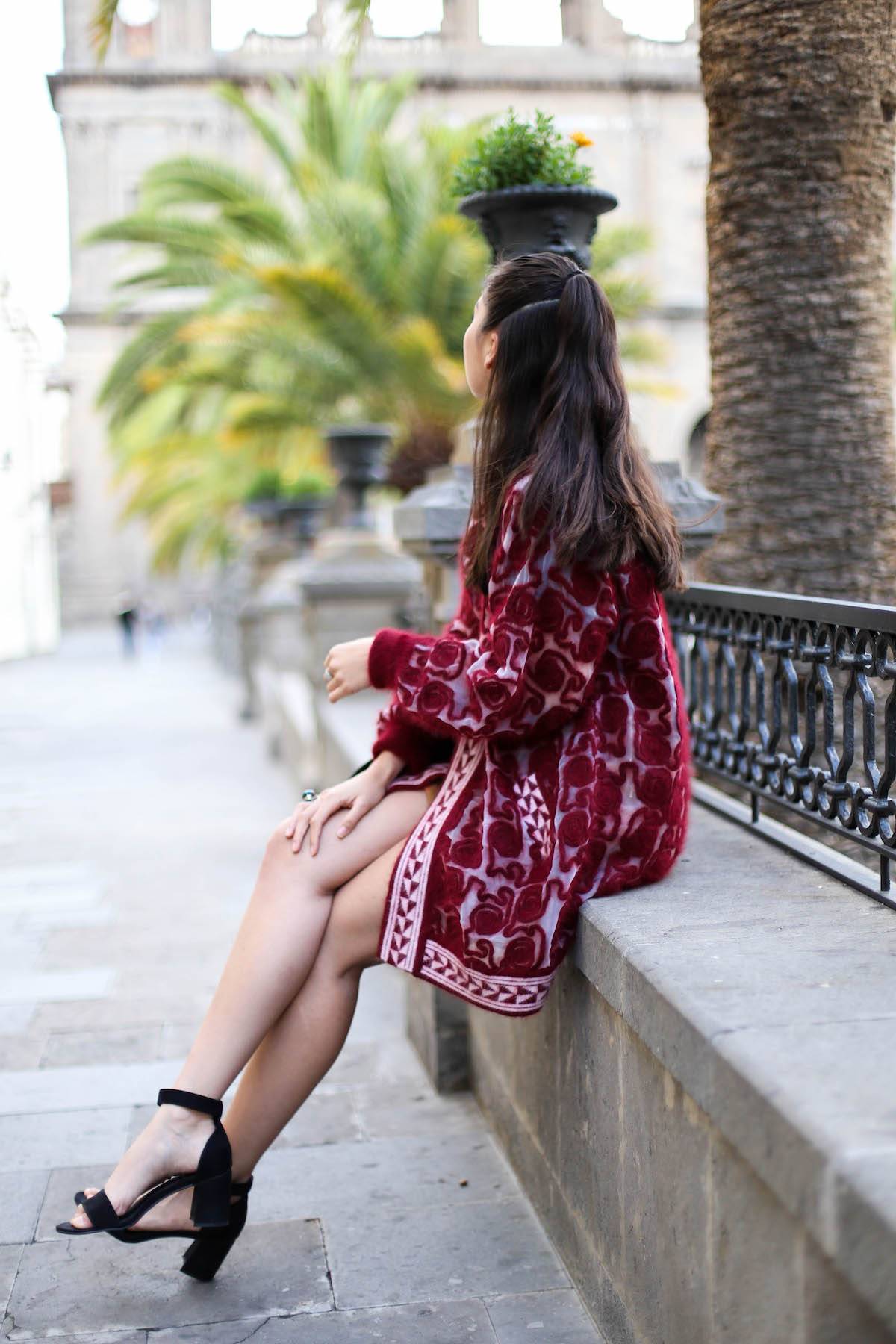 Patterned - Summer Coat - Angora - Streetstyle Las Palmas - Fashionblog München - Tanned Legs - Half Top Knot - schwarze Sandaletten - Vintage Bag
