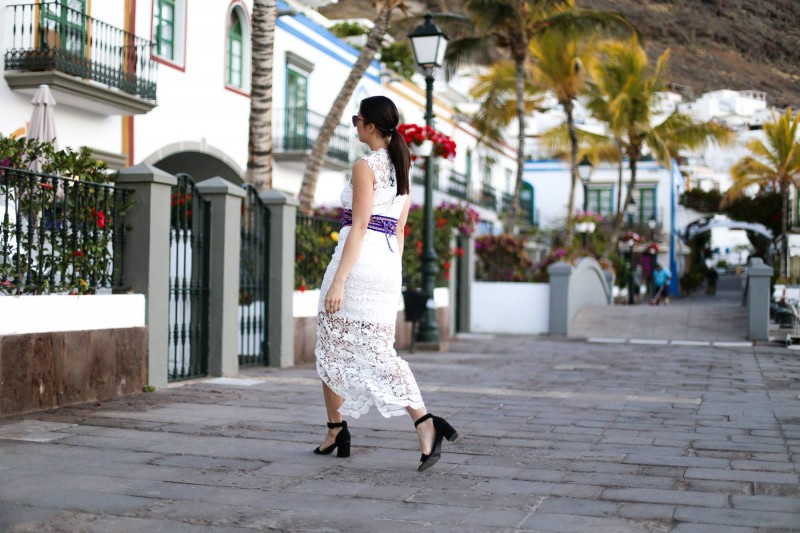 Maxikleid - Streetstyle - Puerto de Mogán - Travel - German Fashionblogger - Summerlook - White Lace - Maxi Dress - Ethno Details - Black Sandals - Gucci - Inspiration - Stilmix