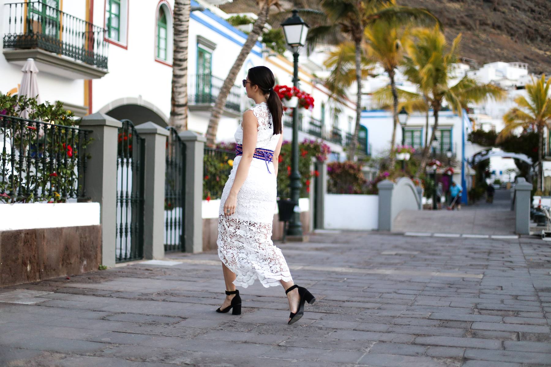 Streetstyle - Puerto de Mogán - Travel - German Fashionblogger - Summerlook - White Lace - Maxi Dress - Ethno Details - Black Sandals - Gucci - Inspiration - Stilmix