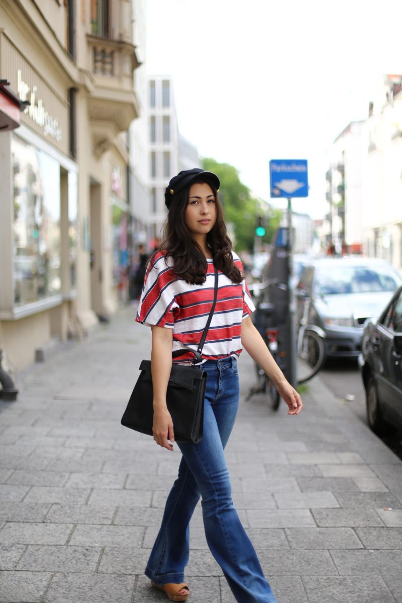 streetstyle münchen - denim - flared pants - platform wedges - sandalen - festival - stripes - casual ootd - schirmmütze - korkschuhe