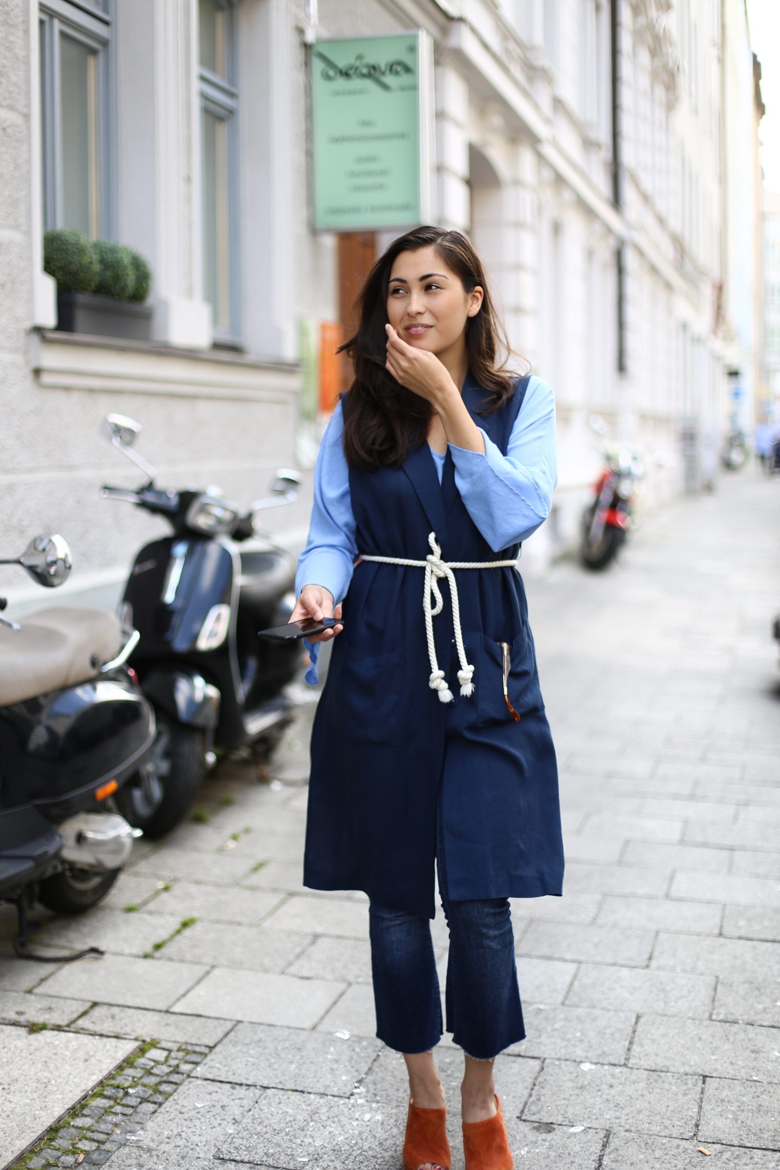 glockenärmel - bell sleeve blouse - pastell bluse - mules - glockenbach - streetstyle münchen - luxury streetwear - layering - blue vest