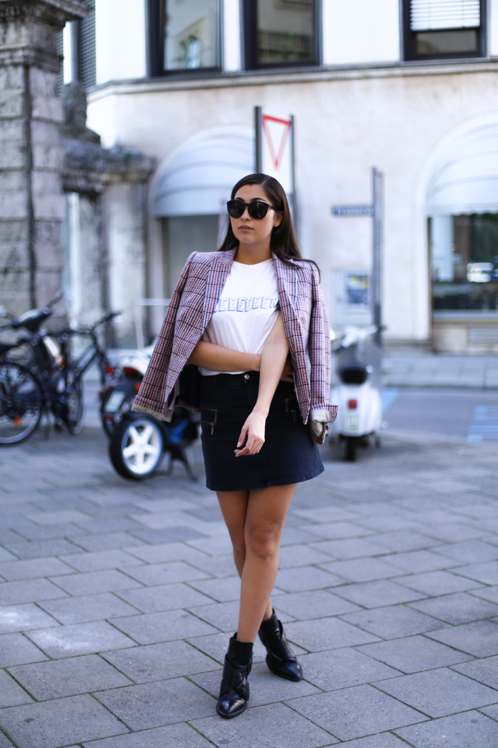 blazer - streetstyle münchen - munich - herbstlook 2016 - tweed - lackbooties - stilbruch - jeansrock - mini skirt - calvin klein sunnies - streetwear - print shirt