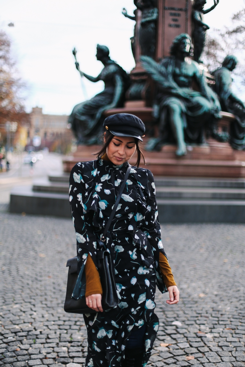 herbstlook - pariserchic - chiffondress - edited - rollkragen - layering - fashionblogmünchen - ootd - overknees - luxury - fashionbloggerde - blumenprint - schwarzeskleid - blackdress - rückenausschnitt - bow - schleife