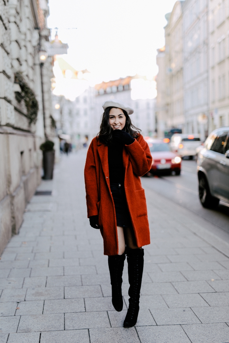 netzstrümpfe - fishnet tights - winterlook - outfit - ootd - streetstyle munich - modeblog - oui fashion mantel - red coat - baskenmütze - overknees - minirock - wiener platz