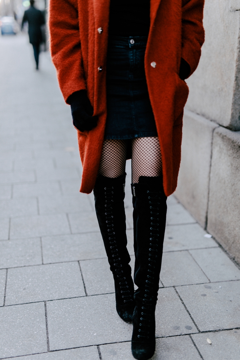 netzstrümpfe - fishnet tights - winterlook - outfit - ootd - streetstyle munich - modeblog - oui fashion mantel - red coat - baskenmütze - overknees - minirock - wiener platz
