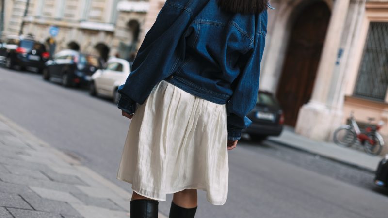 schulterfrei - off shoulder - denim - plissee skirt - ootd - münchen - streetstyle - fashionblog - brunette - grace boots intramontabile - gucci sonnenbrille