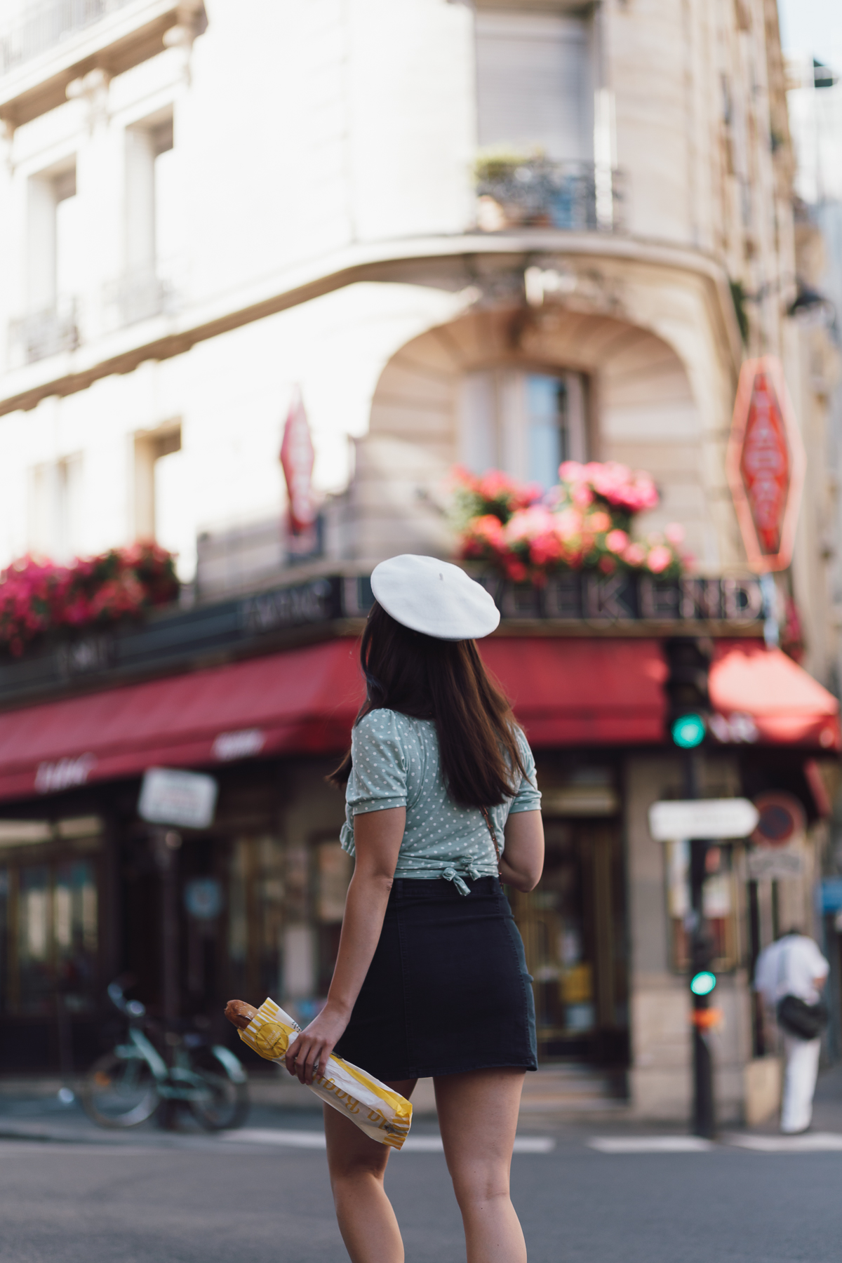 beret - streetstyle paris - parisian ootd - denim mini - classic supergas - boulangerie - benedetta bruzziches carmen bag - blouse with dots - pünktchenbluse
