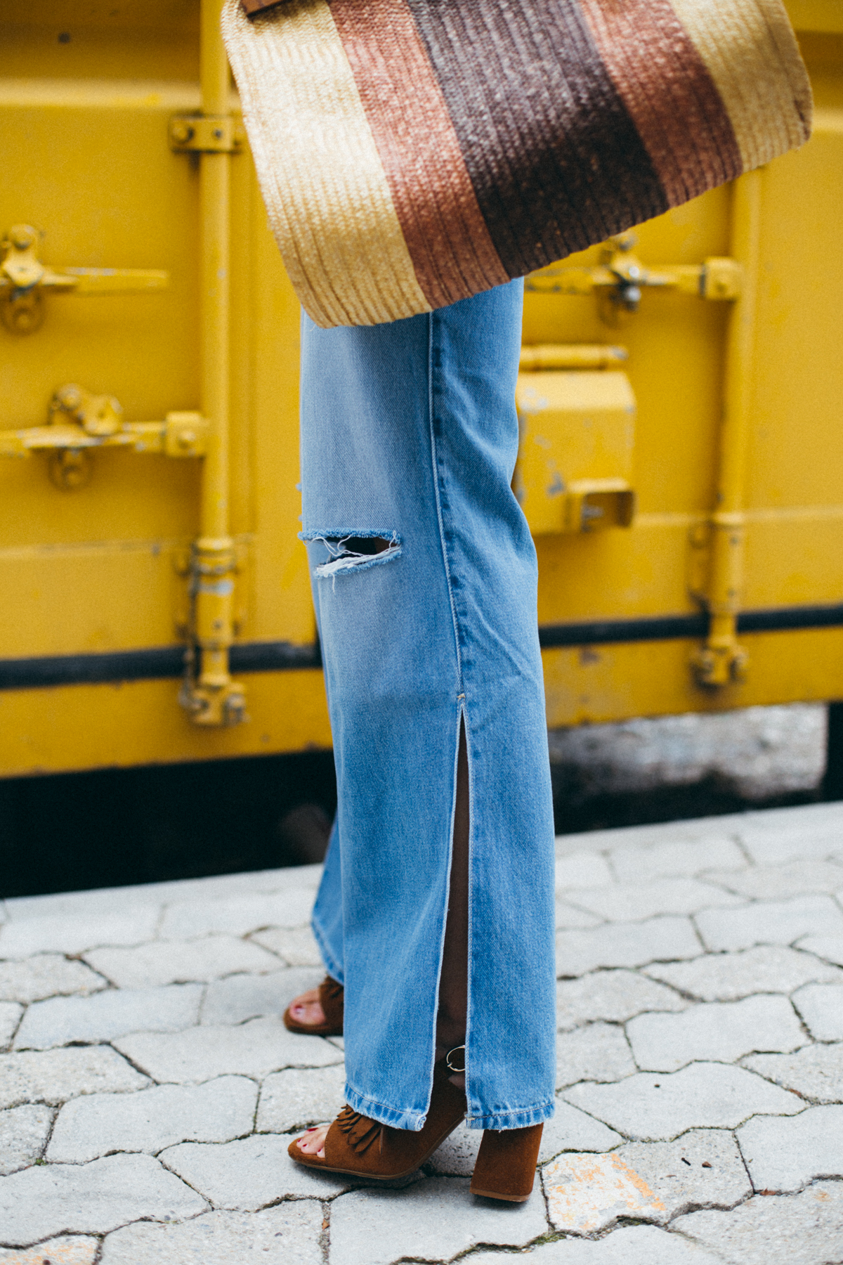 jeans kombinieren - streetstyle münchen - all denim - jeanslook - fransen sandalette - schlaghose - 90s trends - retro sunnies - fashionblog münchen