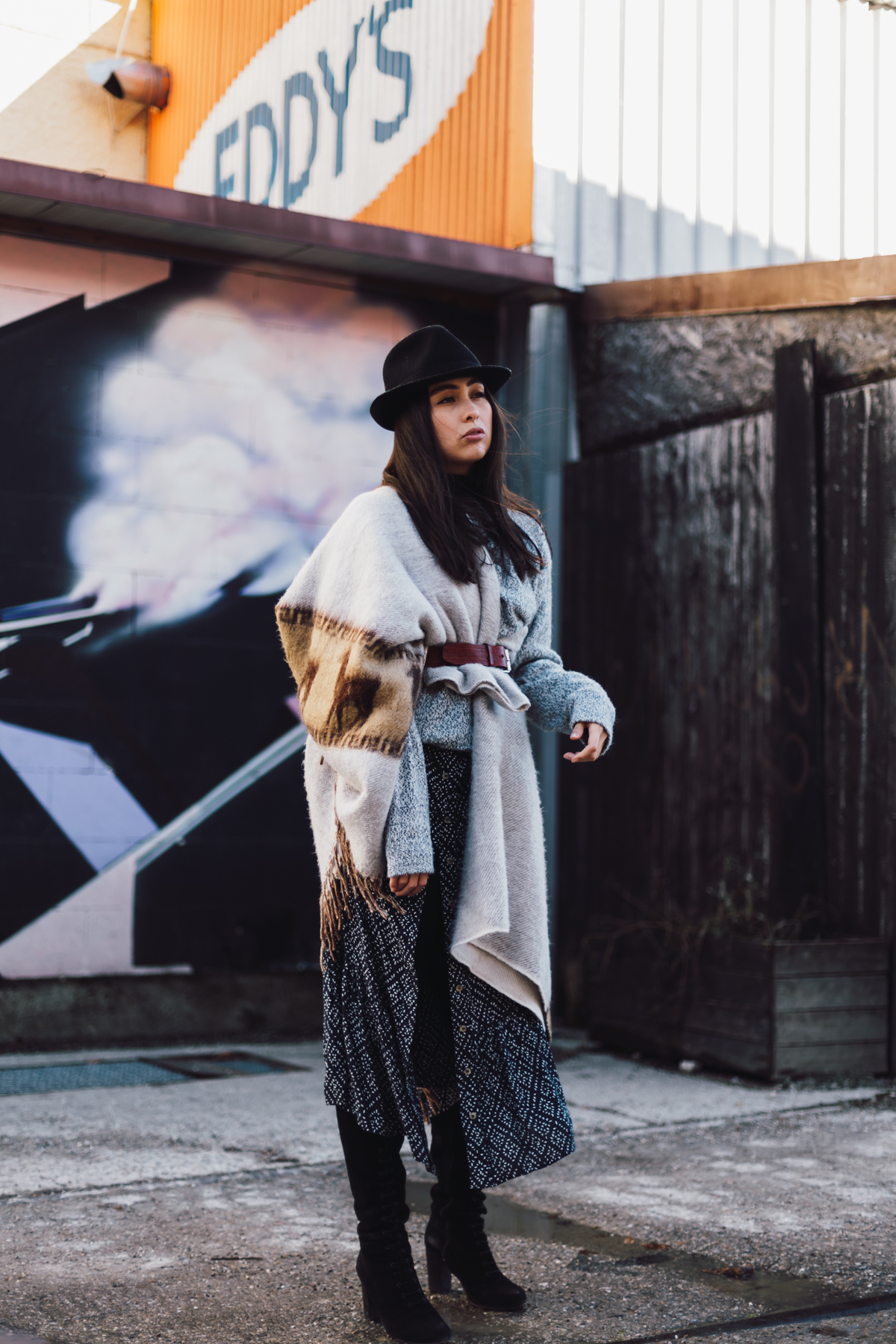 Poncho Look – Streetstyle München – Modeblog DE – Layering im Winter – Pulli über Kleid – warmer Winterlook – Winteroutfit