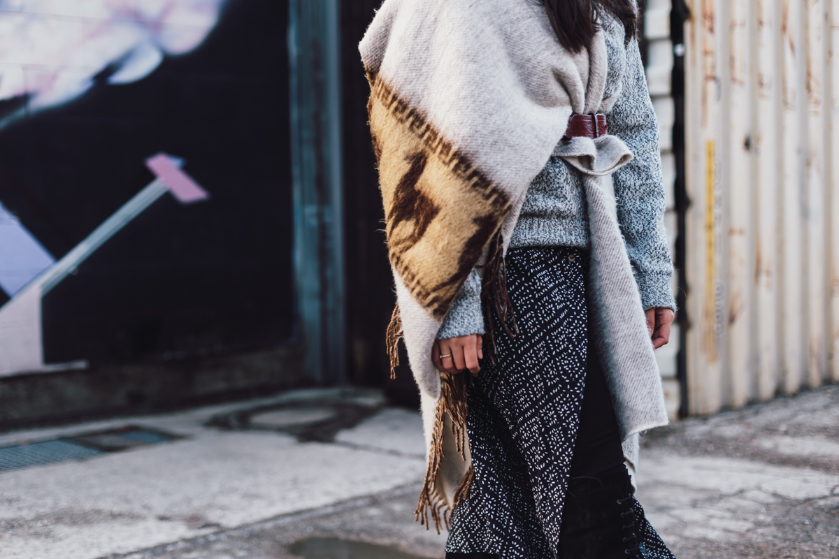 Poncho Look – Streetstyle München – Modeblog DE – Layering im Winter – Pulli über Kleid – warmer Winterlook – Winteroutfit