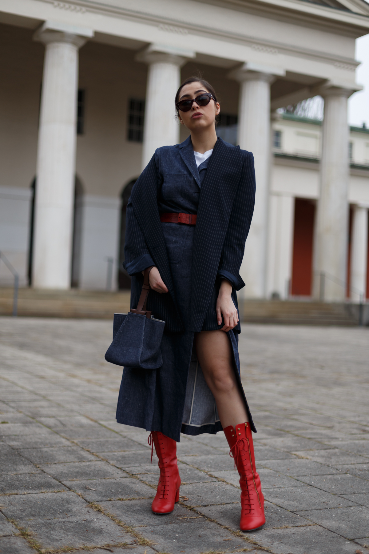 Mantel als Kleid – Denim Coat – Denimlook – Trends 2018 - Max Mara – Streetstyle München – Modeblog München – Retrosunnies – Vintage Gürtel rot