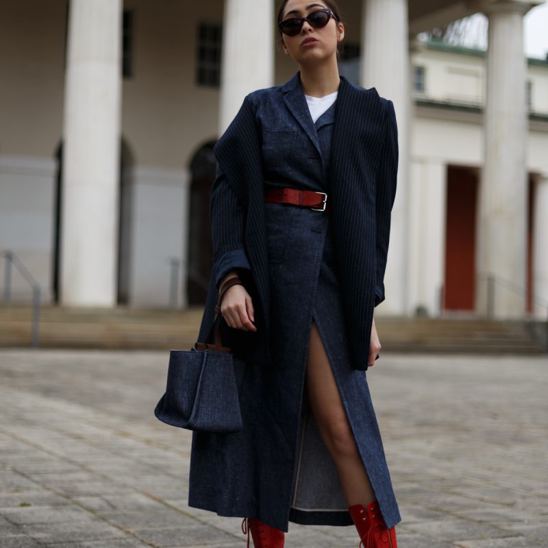 Mantel als Kleid – Denim Coat – Denimlook – Trends 2018 - Max Mara – Streetstyle München – Modeblog München – Retrosunnies – Vintage Gürtel rot