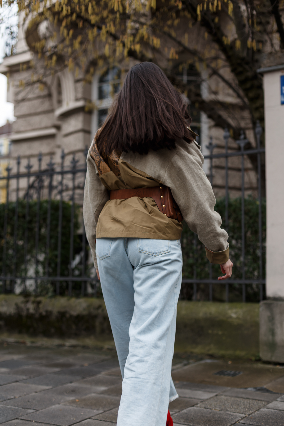 Hüfttasche – Tory Burch – belt bag – Streetstyle München – Fashionblog DE – hellblaue Denim – flared pants – Rollkragen – Belstaff Safarijacke