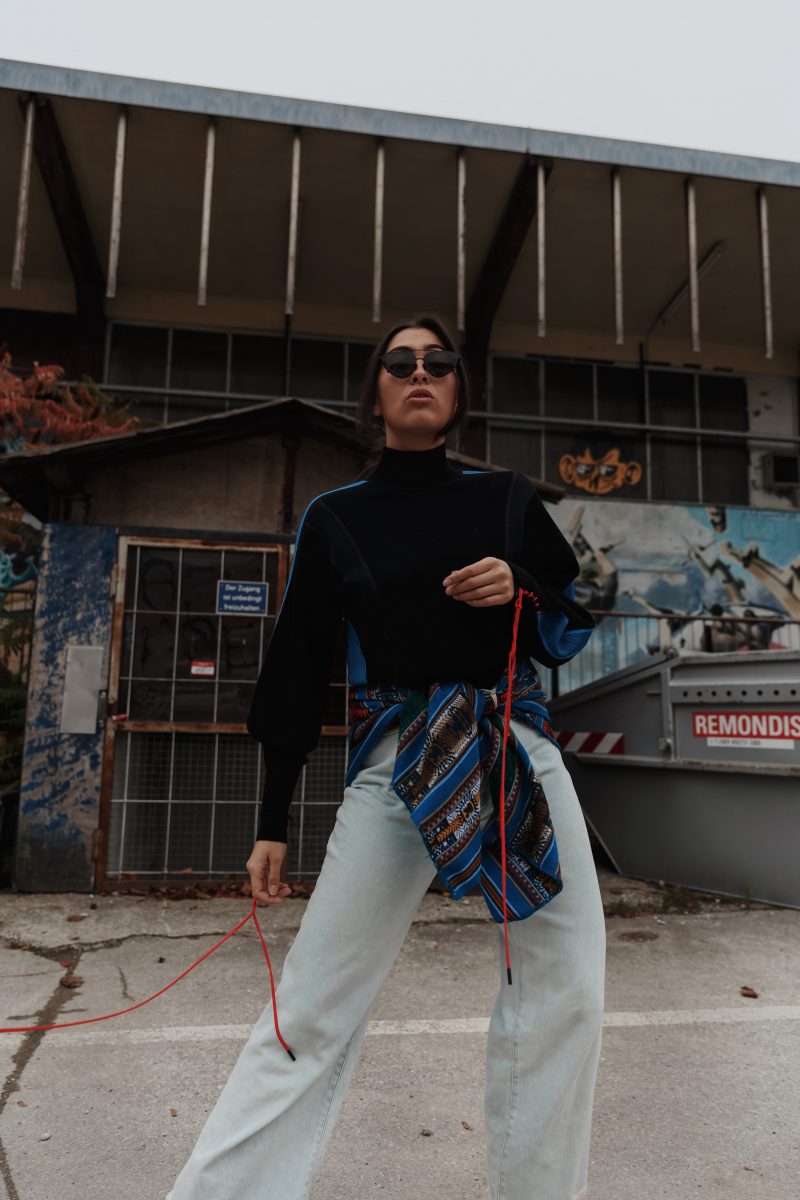 sportlich elegant – Herbstlook 2018 – schwarzer Rollkragenpullover – Wide Leg Pants – Sportmax FW 18 – American Vintage – Spitze Stiefeletten Rot – Ethnotuch – Peru Moda – Peruvian Fashion
